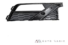 Load image into Gallery viewer, Rejilla Vento Polo 20-22 c/triangulo p/faro niebla izq.