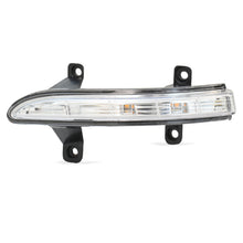Cargar imagen en el visor de la galería, Direccional de espejo Aveo 25-26 c/direcc. izq.