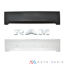 Load image into Gallery viewer, Moldura aplique Ram 06-24 para tapa de cajuela