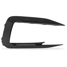 Cargar imagen en el visor de la galería, Moldura Jetta Gli 19-21 defensa del. der.