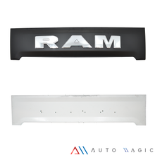 Load image into Gallery viewer, Moldura aplique Ram 06-24 para tapa de cajuela